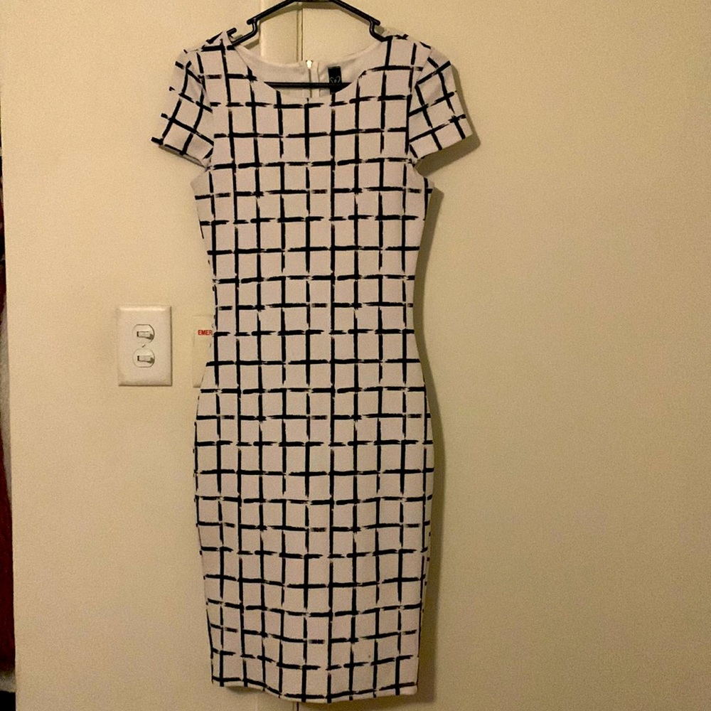 LAST CHANCE Short sleeve Black and white window-pane midi dress